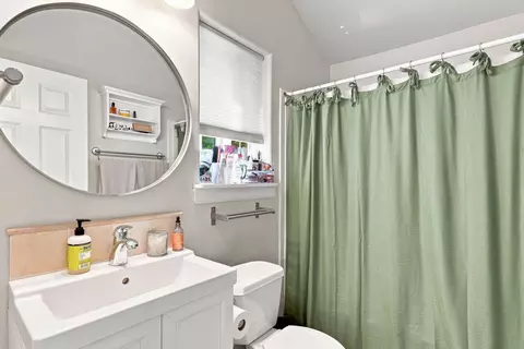 Bath - 1727 E 16th Ave Apt 1727 E 16th #1727 ½ E 16TH, Spokane, WA 99203 photo 4 of 5