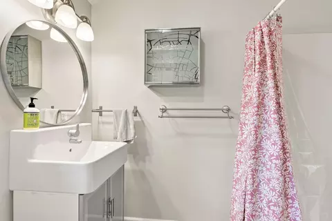 Bath - 1727 E 16th Ave Apt 1727 E 16th #1727 ½ E 16TH, Spokane, WA 99203 photo 5 of 5