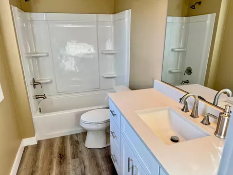 Bath - 2708 E Nora Ave, Spokane, WA 99207 photo 1 of 2
