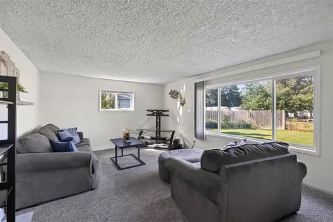 Living - 11515 E 10th Ave, Spokane Valley, WA 99206 photo 2 of 4