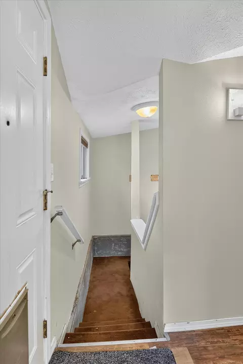 Entry Way - 823 E North Ave, Spokane, WA 99207 photo 2 of 2