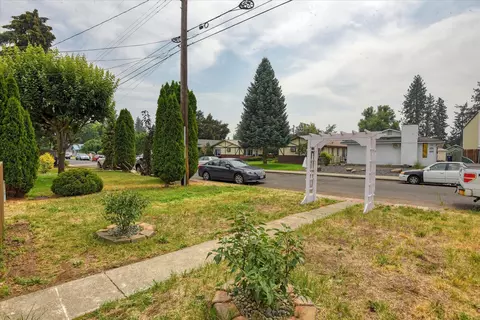 Exterior - 823 E North Ave, Spokane, WA 99207 photo 5 of 7