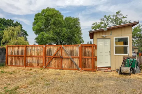 Exterior - 823 E North Ave, Spokane, WA 99207 photo 7 of 7