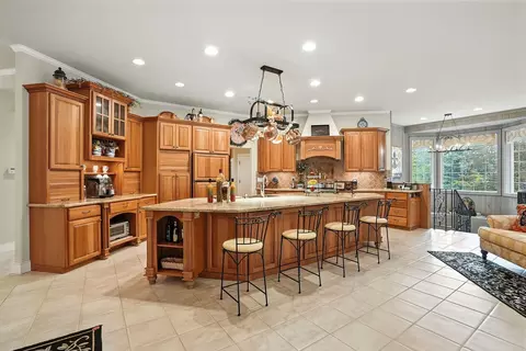 Kitchen - 1505 E Legacy Ln, Spokane, WA 99208 photo 2 of 5
