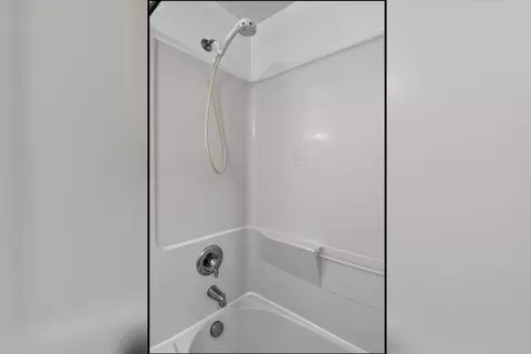 Bath - 534 E Cozza Dr, Spokane, WA 99208 photo 3 of 5