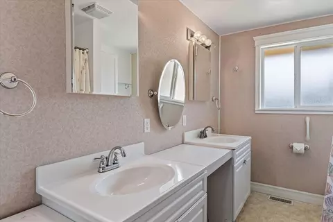 Bath - 534 E Cozza Dr, Spokane, WA 99208 photo 1 of 5