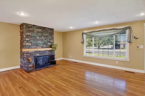 Living - 534 E Cozza Dr, Spokane, WA 99208 photo 4 of 7