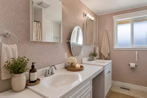 Bath - 534 E Cozza Dr, Spokane, WA 99208 photo 2 of 5