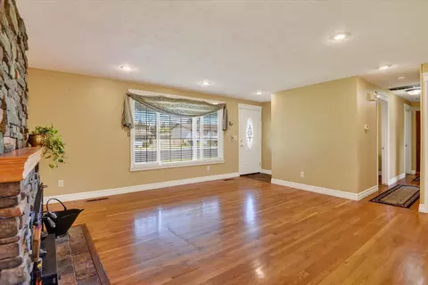 Living - 534 E Cozza Dr, Spokane, WA 99208 photo 5 of 7