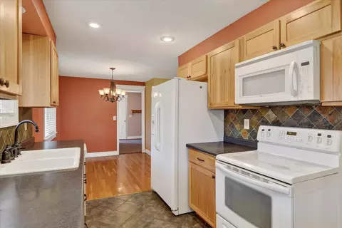 Kitchen - 534 E Cozza Dr, Spokane, WA 99208 photo 4 of 4