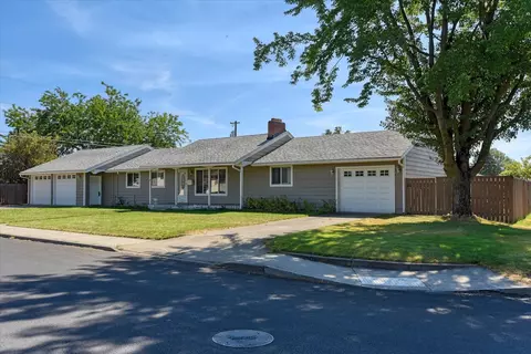 Exterior - 534 E Cozza Dr, Spokane, WA 99208 photo 3 of 12