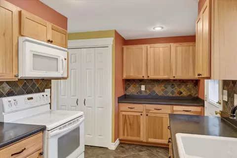 Kitchen - 534 E Cozza Dr, Spokane, WA 99208 photo 3 of 4