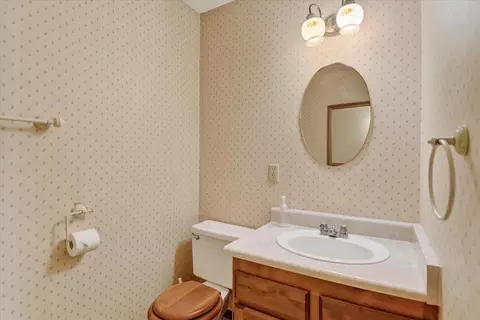 Bath - 534 E Cozza Dr, Spokane, WA 99208 photo 4 of 5