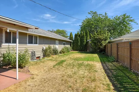 Exterior - 534 E Cozza Dr, Spokane, WA 99208 photo 10 of 12