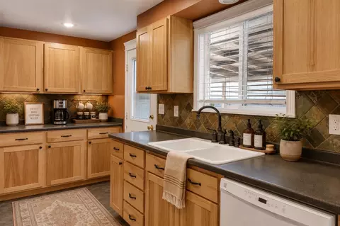 Kitchen - 534 E Cozza Dr, Spokane, WA 99208 photo 2 of 4