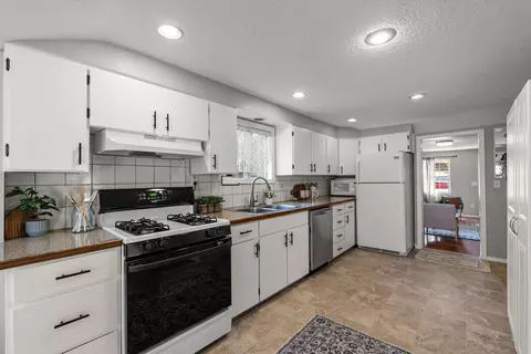 Kitchen - 3929 E 8th Ave, Spokane, WA 99202 photo 3 of 3