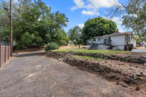 Exterior - 3929 E 8th Ave, Spokane, WA 99202 photo 8 of 9