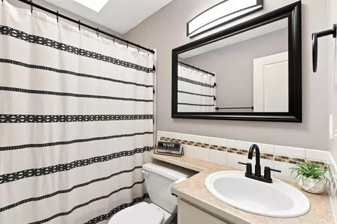 Bath - 416 E Blackhawk Dr, Spokane, WA 99208 photo 2 of 4