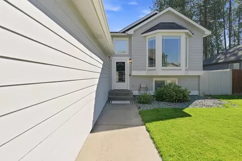 Exterior - 416 E Blackhawk Dr, Spokane, WA 99208 photo 3 of 11
