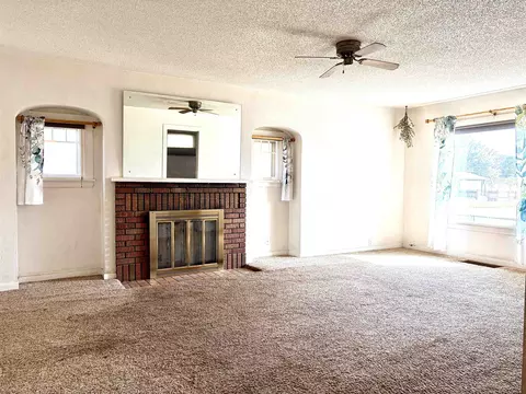 Living - 3923 E Pacific Ave, Spokane, WA 99202 photo 1 of 6