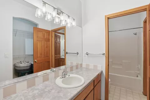 Bath - 507 E Ziegler Ln, Colbert, WA 99005 photo 2 of 4