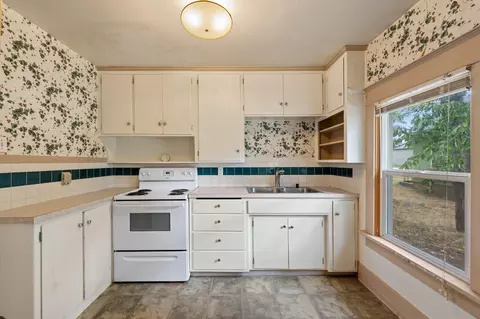 Kitchen - 3924 E 28th Ave, Spokane, WA 99223 photo 2 of 2