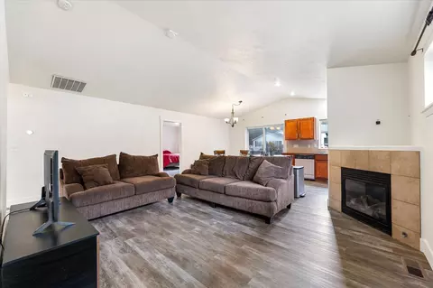 Living - 4624 E 14th Ave, Spokane Valley, WA 99212 photo 2 of 4
