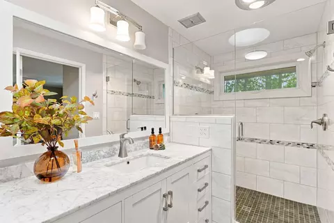 Bath - 1924 E 23rd Ave, Spokane, WA 99203 photo 2 of 5