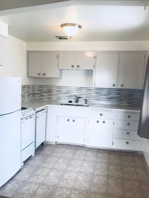 Kitchen - 33 E Dalton Ave, Spokane, WA 99207 photo 1 of 3