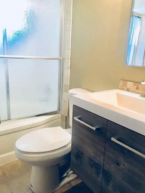 Bath - 33 E Dalton Ave, Spokane, WA 99207 photo 2 of 4