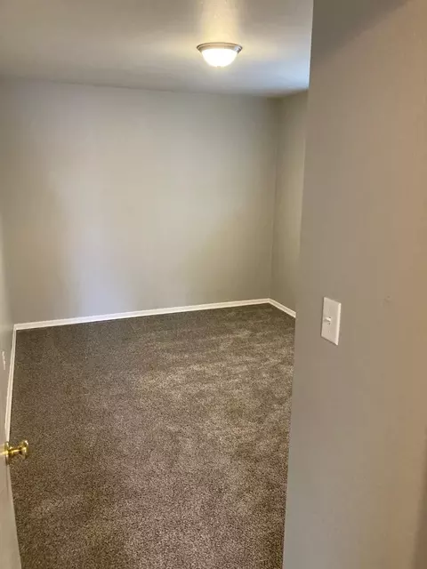 Bedroom - 609 Euclid Ave, Spokane, WA 99207 photo 3 of 4
