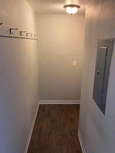 Entry Way - 609 Euclid Ave, Spokane, WA 99207 photo 2 of 3