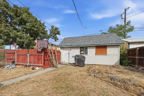 Exterior - 2107 E Sinto Ave, Spokane, WA 99202 photo 4 of 6