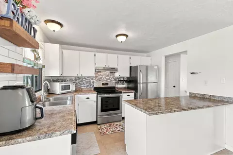 Kitchen - 3227 E Garnet Ave, Spokane, WA 99217 photo 2 of 3