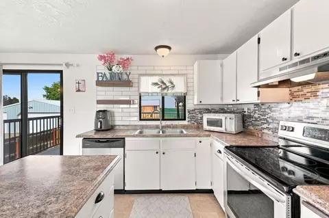 Kitchen - 3227 E Garnet Ave, Spokane, WA 99217 photo 3 of 3