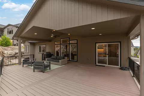 Exterior - 213 E Sapphire Ln, Spokane, WA 99208 photo 9 of 11
