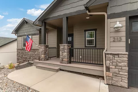 Exterior - 213 E Sapphire Ln, Spokane, WA 99208 photo 7 of 11