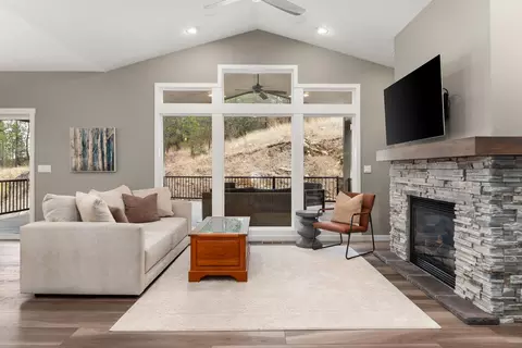 Living - 213 E Sapphire Ln, Spokane, WA 99208 photo 1 of 5