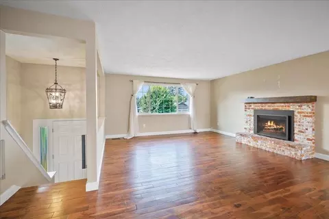 Living - 1427 E 35th Ave, Spokane, WA 99203 photo 2 of 5