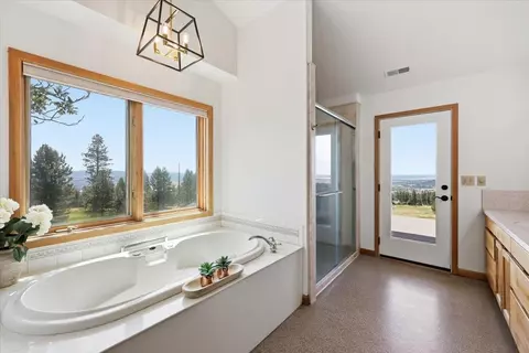 Bath - 16211 E Jacobs Ln, Spokane, WA 99217 photo 2 of 4