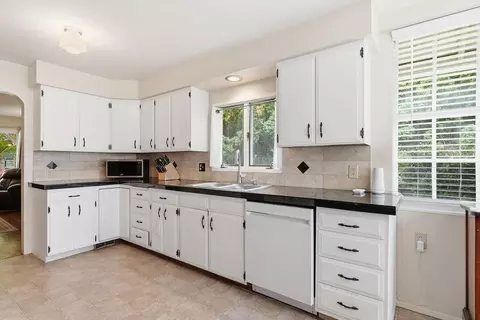 Kitchen - 1423 E 36th Ave, Spokane, WA 99203 photo 3 of 6