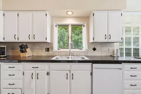 Kitchen - 1423 E 36th Ave, Spokane, WA 99203 photo 2 of 6
