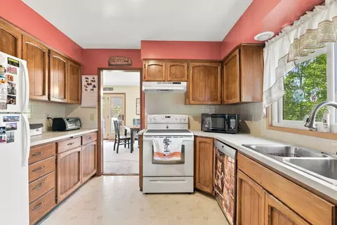 Kitchen - 305 E 24th Ave, Spokane, WA 99203 photo 2 of 4