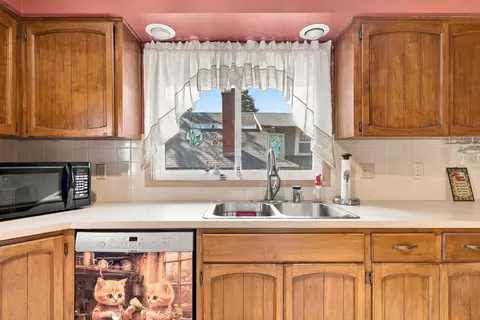Kitchen - 305 E 24th Ave, Spokane, WA 99203 photo 3 of 4