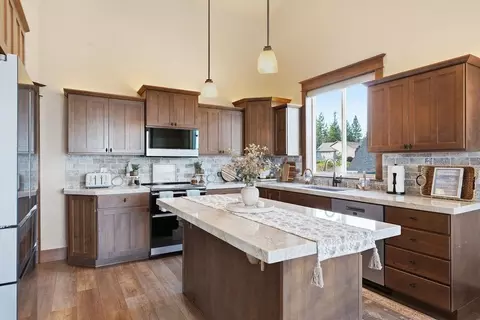 Kitchen - 1211 E Quartz Ln, Spokane, WA 99208 photo 2 of 4