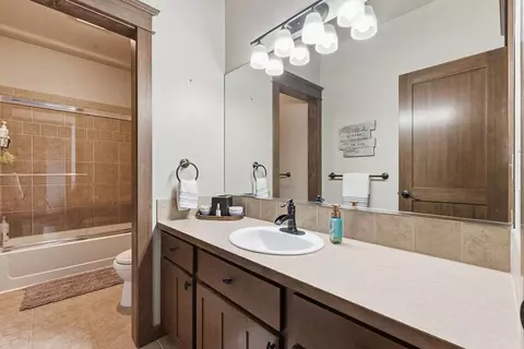 Bath - 1211 E Quartz Ln, Spokane, WA 99208 photo 4 of 4