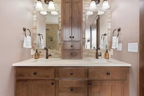 Bath - 1211 E Quartz Ln, Spokane, WA 99208 photo 3 of 4