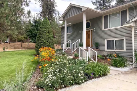 12829 W Suncrest Dr, Nine Mile Falls, WA 99026