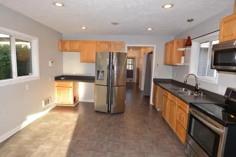 Kitchen - 7102 E 9th Ave, Spokane Valley, WA 99212 photo 2 of 2