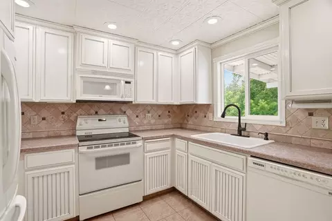 Kitchen - 6404 E 17th Ave, Spokane Valley, WA 99212 photo 5 of 6